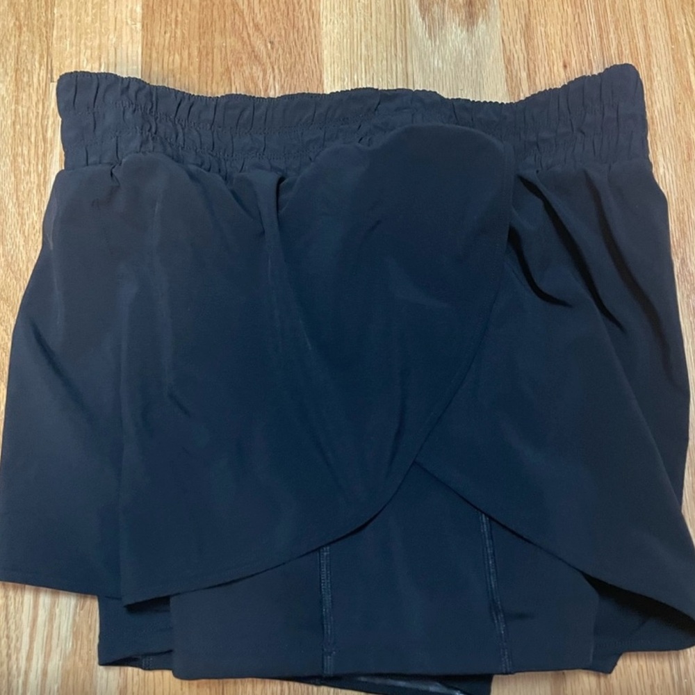 Athleta HIIT 2 in 1 Black shorts.  Excellent condition!!  Size Medium.